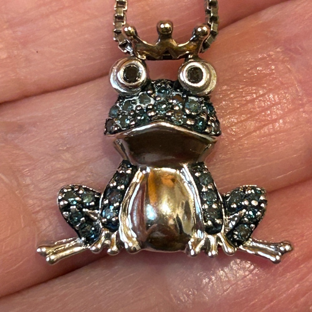 Gorgeous diamond frog. Made of 925 silver and 14 karat gold.